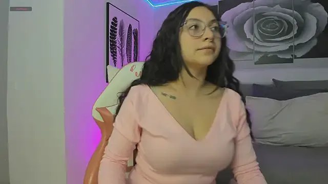 lucy_neil on StripChat