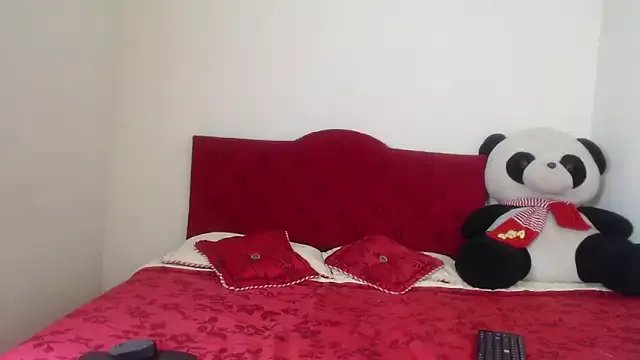Luluu_08 on StripChat