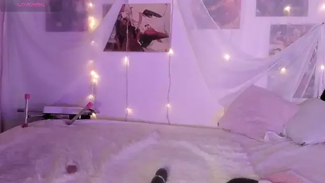 Luna-Chann on StripChat