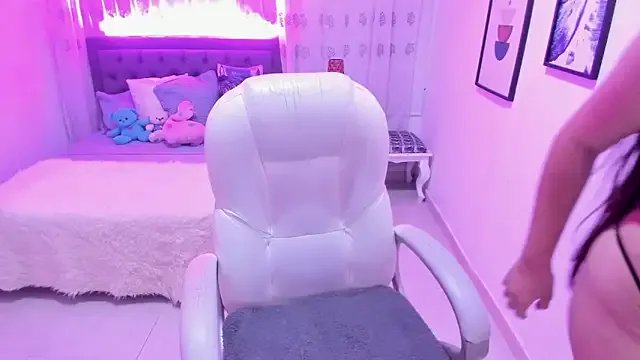 Luna_Jonnes1 on StripChat