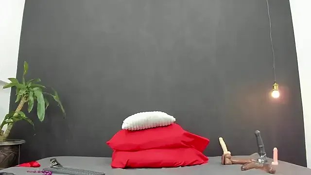 Luna_smit08 on StripChat