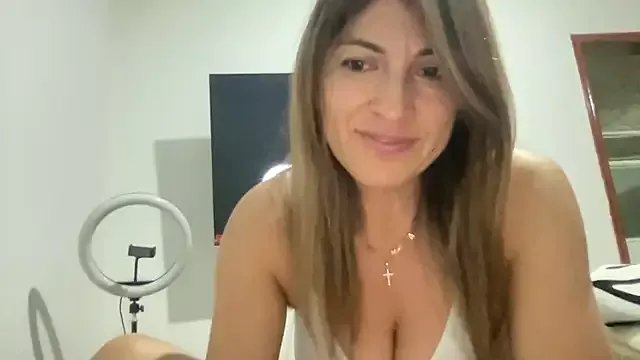 LunaBeya on StripChat