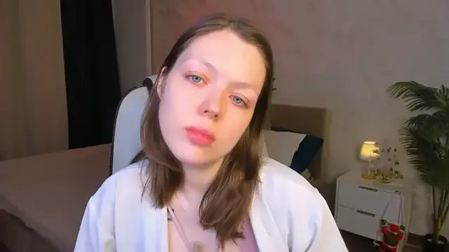 Lunar_Lily — massage tits close to cam