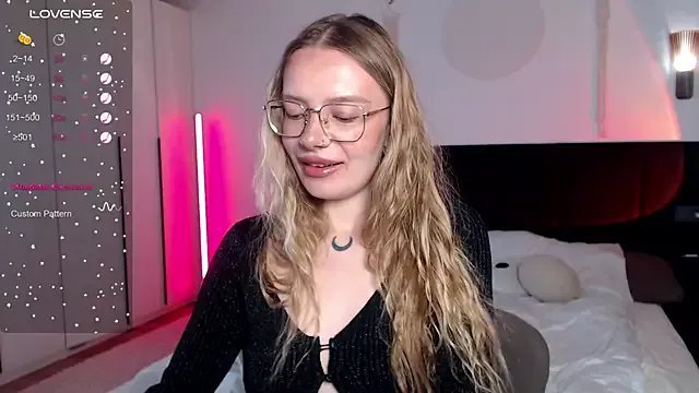 LunaticaBae on StripChat