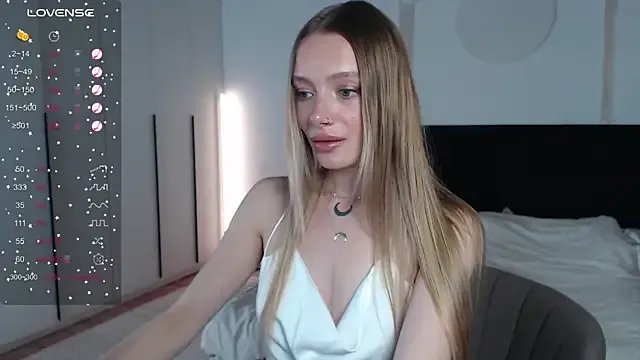 LunaticaBae on StripChat
