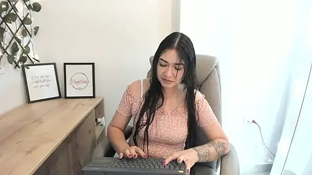 Madeleine__w on StripChat