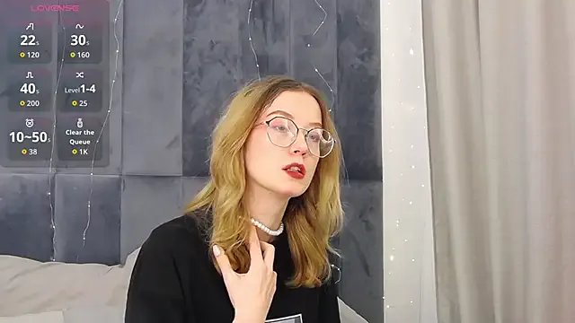 MaeLili on StripChat