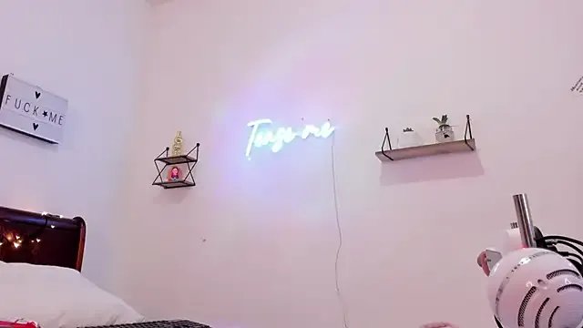 Manuela_monroe on StripChat