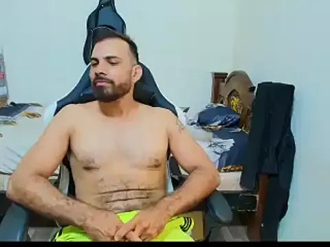 Freechat max_love255 on StripChat