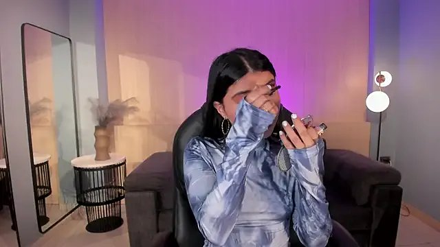 MiaLaurence on StripChat