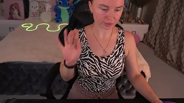 MiaRedFox on StripChat