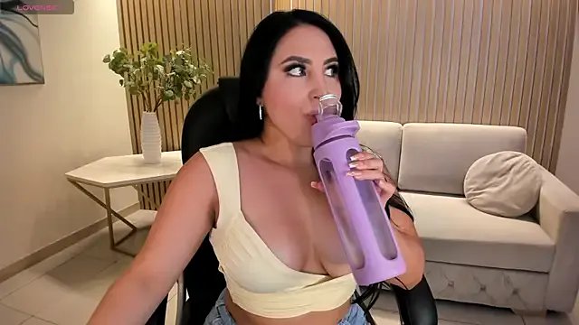 MiaRoberts1 on StripChat