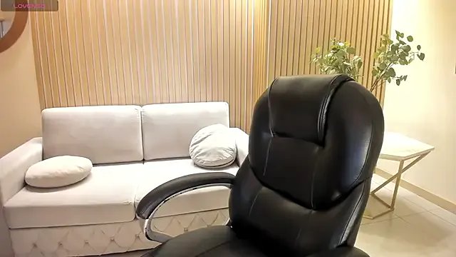 MiaRoberts1 on StripChat