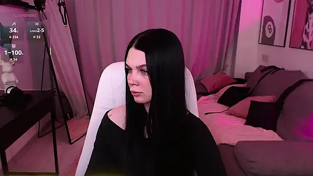 Michela_Fruet — kneel & look at cam