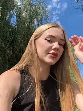 MilaMoone on StripChat