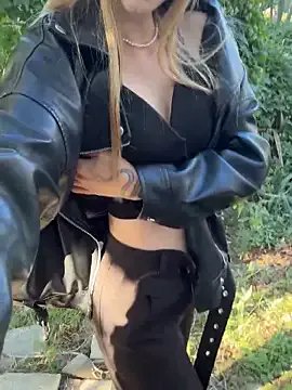 MilaMoone on StripChat