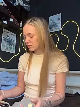 MilaMoone on StripChat