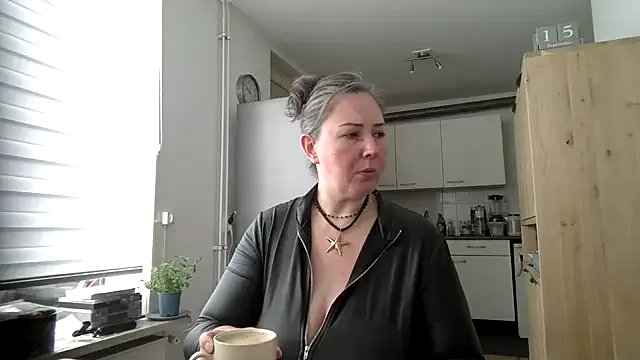 MilfGina on StripChat