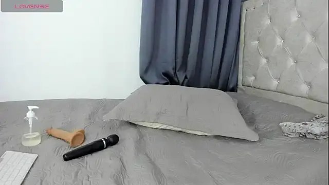 milfnewmf on StripChat