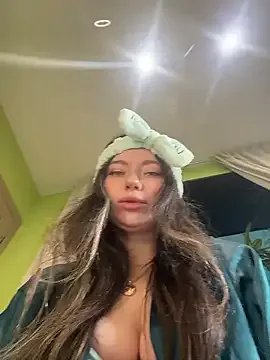 MooonReal on StripChat