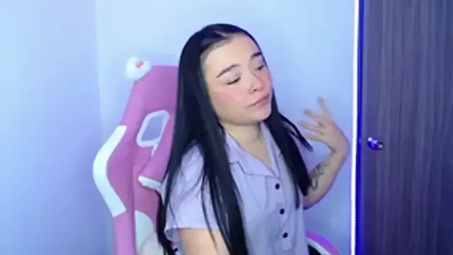 nahia__2 on StripChat