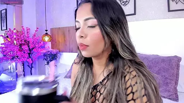 nahomiidasilva_ on StripChat