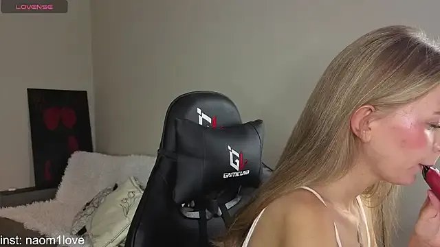 Naomi_Girly on StripChat