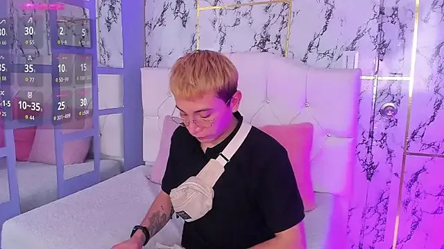 Naughty__Chriss on StripChat