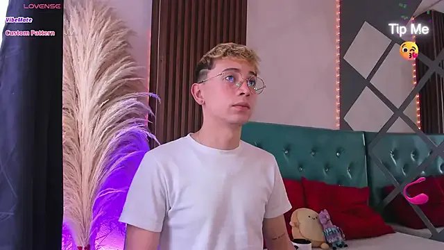 Naughty__Chriss on StripChat