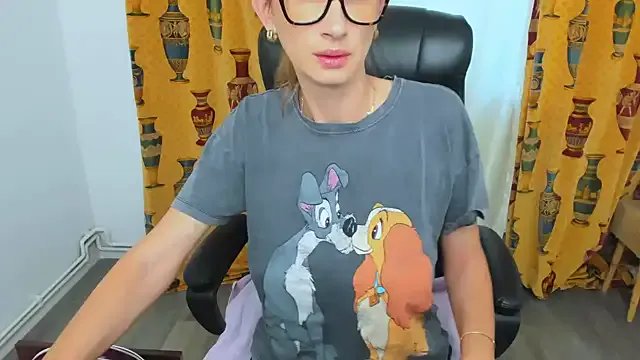 NaughtyWifey1 on StripChat