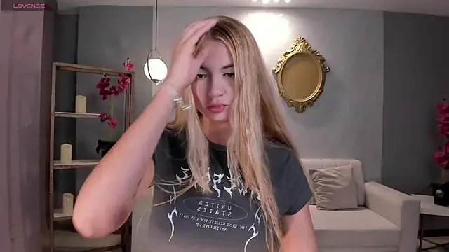 NiaHolland on StripChat