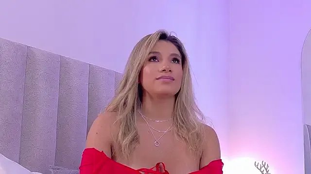 NicoleArmani on StripChat