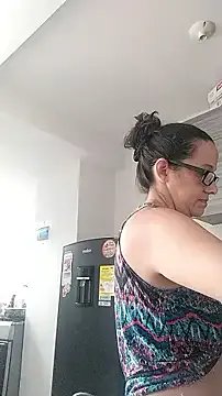 nicolle_milf1978 on StripChat