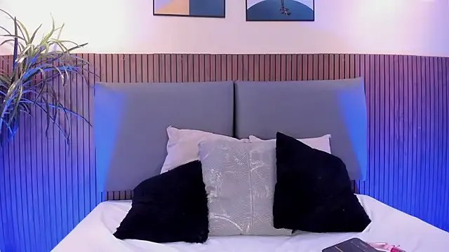 NicolleeEvanss on StripChat