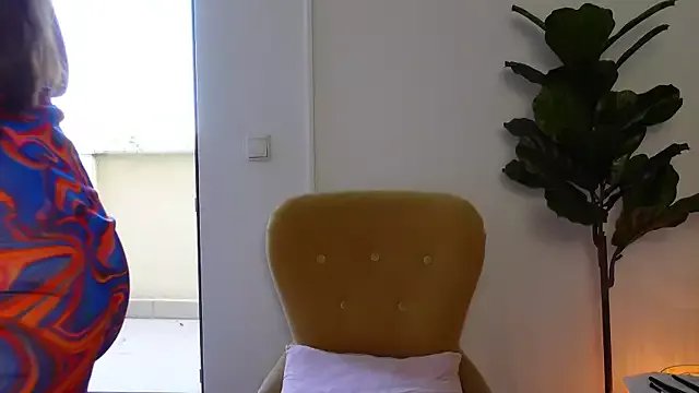 NinaCrystal1 on StripChat