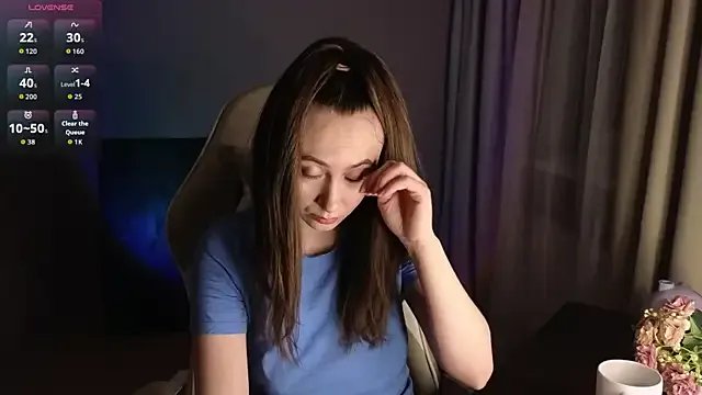 Olivia_cheerful_note — show legs