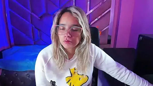 Olivia_Fox69 on StripChat