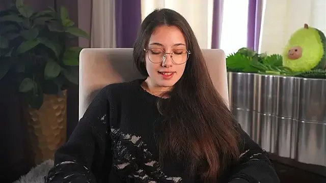 PamTrower — show collarbones close to camera