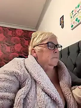 Playful_MILF_Demi on StripChat
