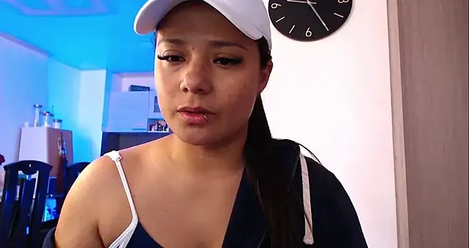 Pretty__Milf — take off my hoodie