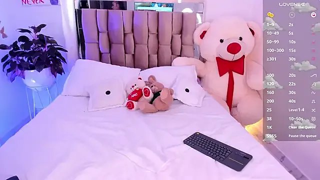 Freechat pretty_pettite on StripChat