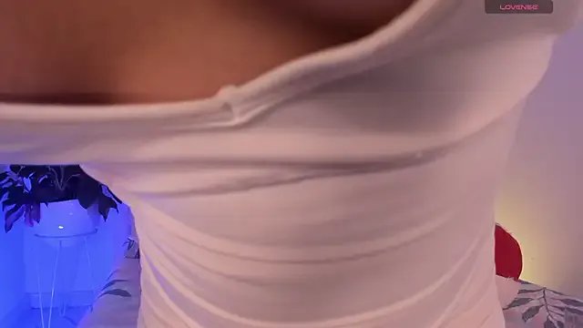 Freechat pretty_pettite on StripChat