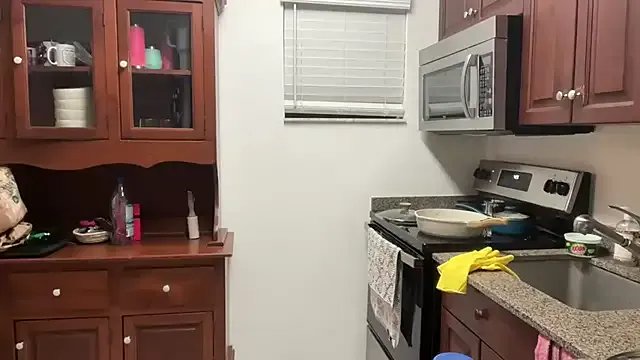 Freechat prettyykitty22 on StripChat