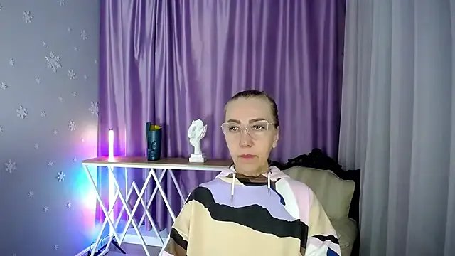 Freechat queen_a_n_i on StripChat