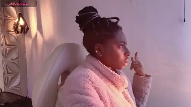 Queen_perla_ — fills her tits with saliva