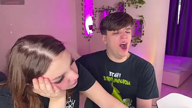 Freechat RobertAndLinela on StripChat