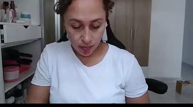 Freechat RoxanaLove9 on StripChat