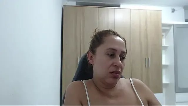 Freechat RoxanaLove9 on StripChat