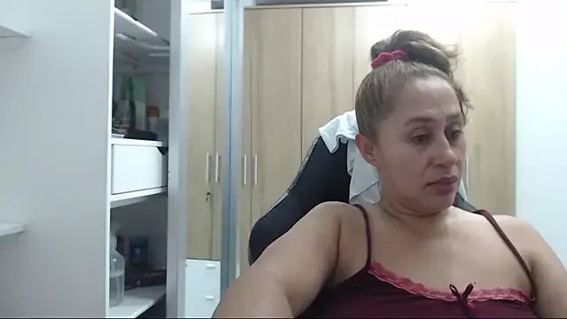 Freechat RoxanaLove9 on StripChat