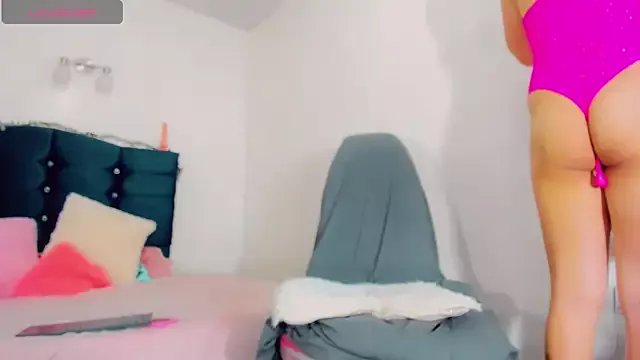 Rubi_30 on StripChat